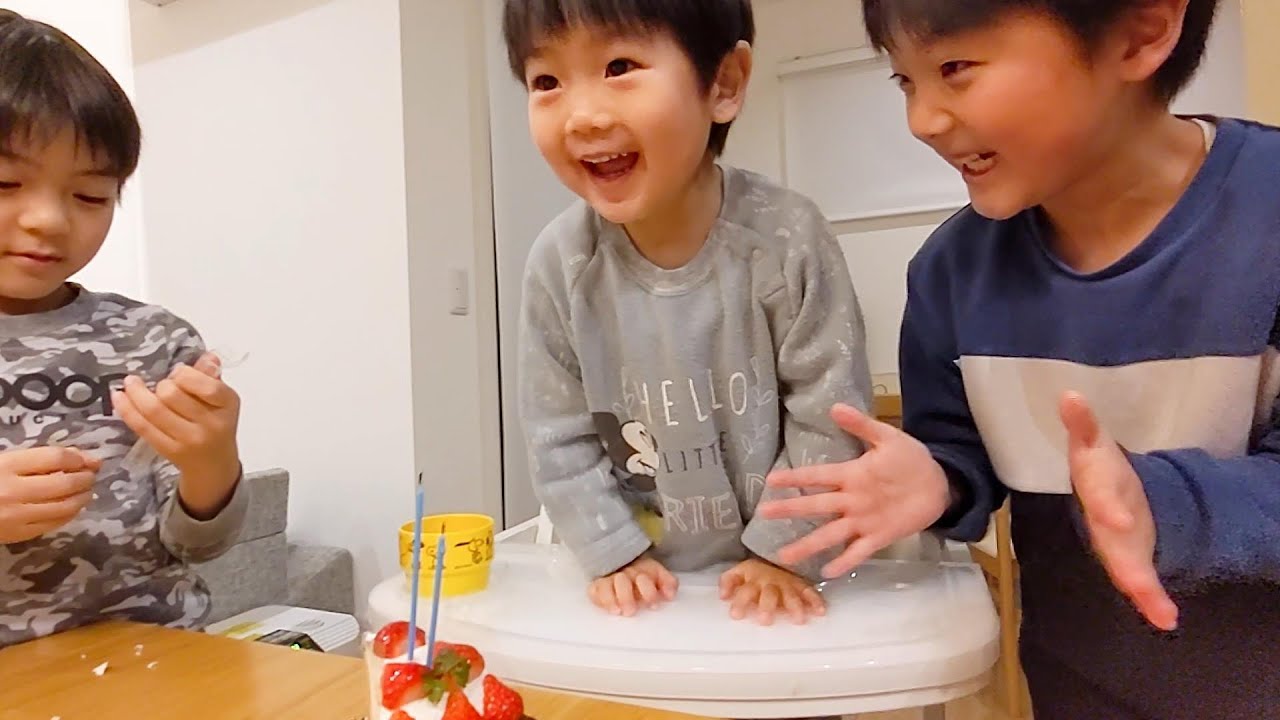 ハッピーバースデートゥーユー☆歌とケーキでお祝いする三兄弟　＃1662