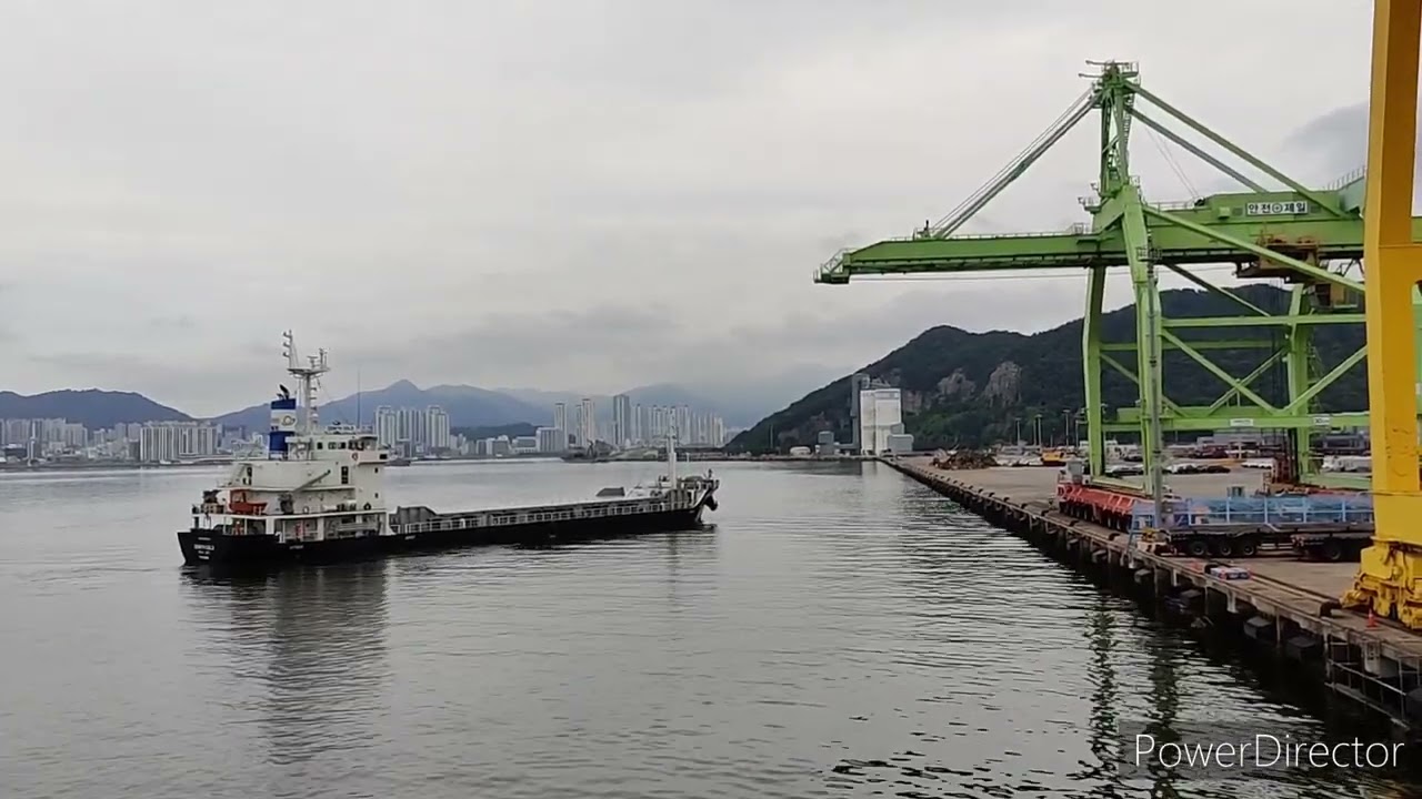Berthing operation of general ship 4000DWT. Without tug but BOW available.
