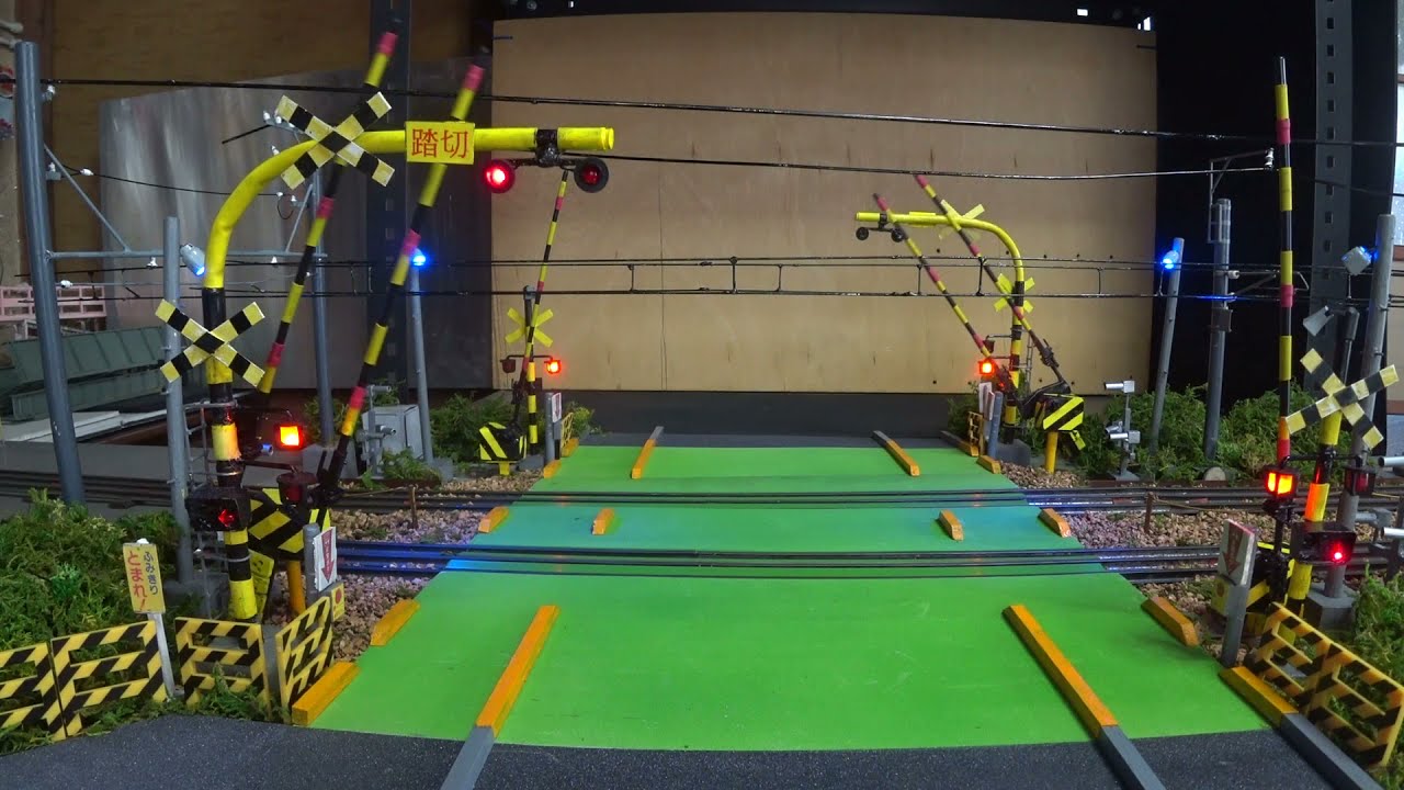 鉄道模型　踏切　広い踏切　(O-gauge Railroad crossing cool forked barriers)