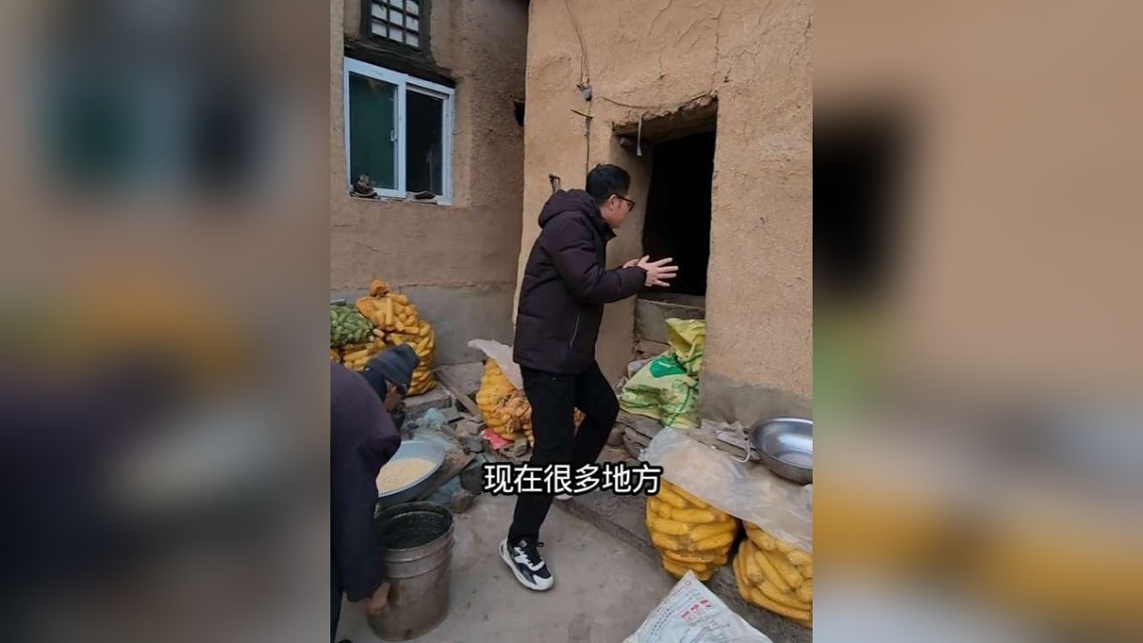 山西一个土坯院里，大爷还养着骡子，走进去好像回到了小时候