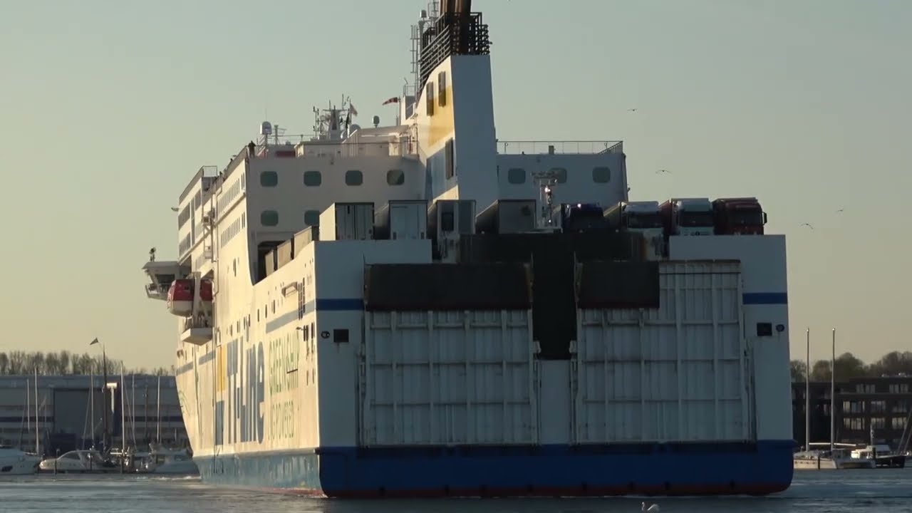 Shipspotting Lübeck Travemünde, Wendemanöver der Skandinavien Fähren auf der Trave