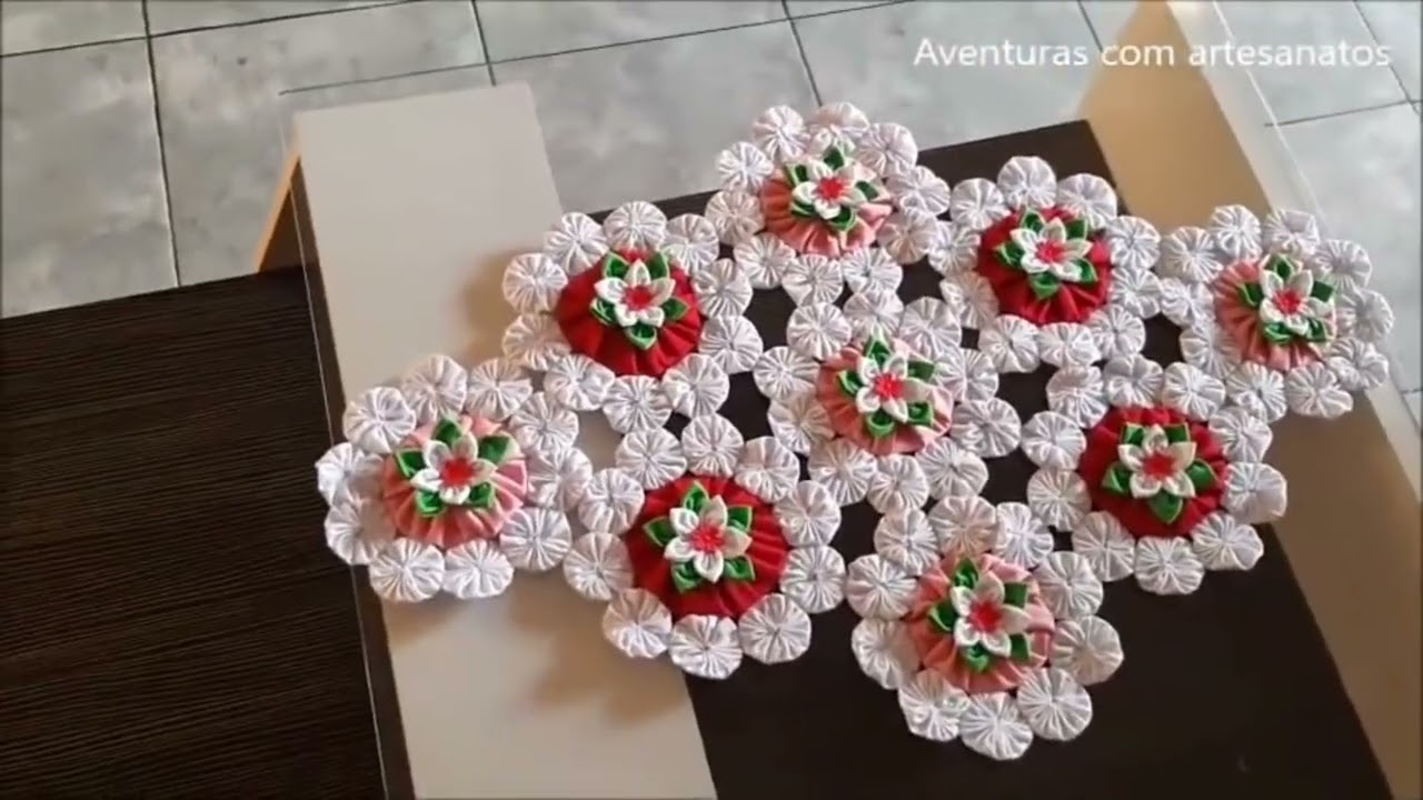 TRILHO DE MESA FEITO COM FUXICOS 