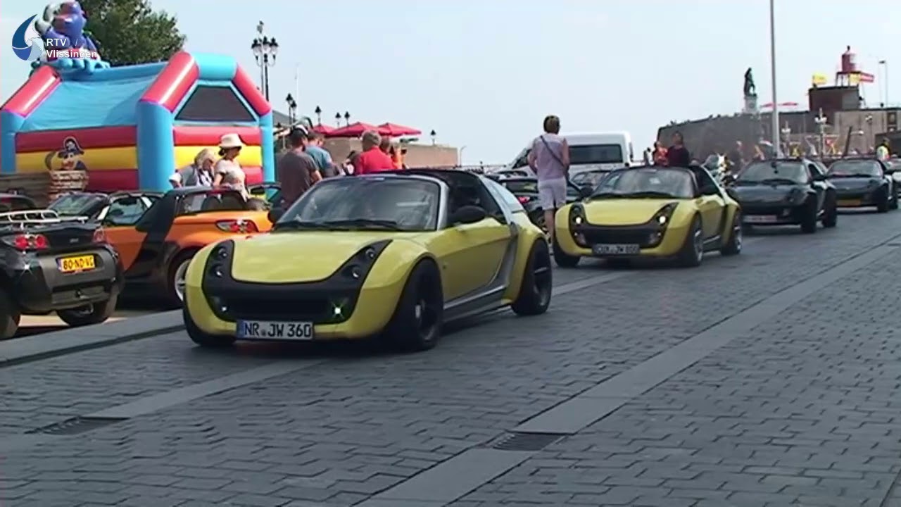 Aankomst deelnemers Smart Roadster Meeting op het Bellamypark