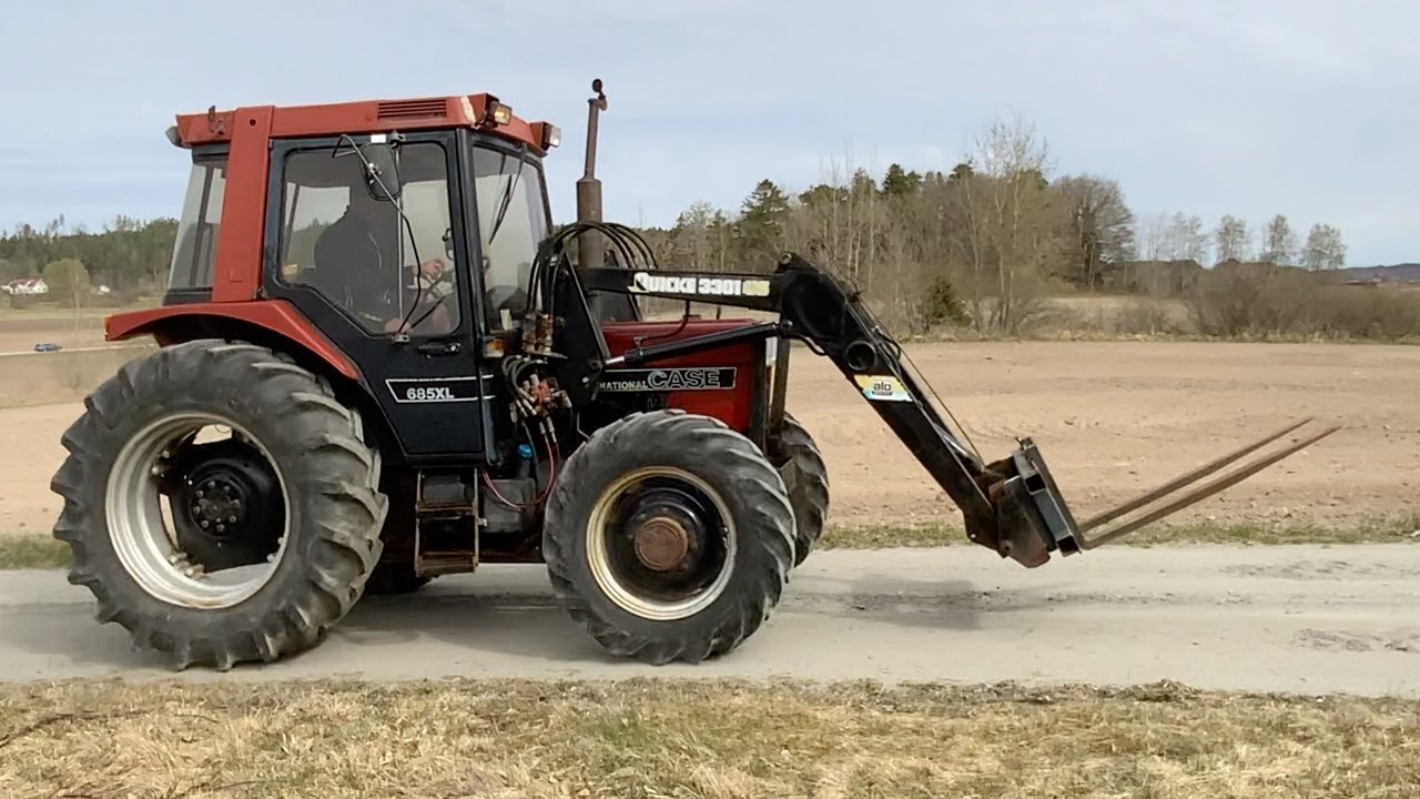 Köp Traktor Case IH INT 685 XL 4WD SP med lastare och redskap på Klaravik