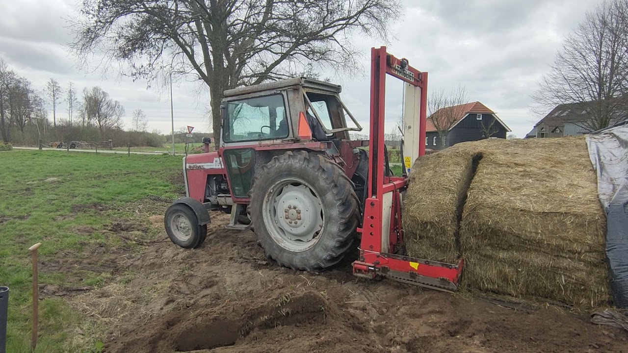 Massey Ferguson kuil halen voor grupstal