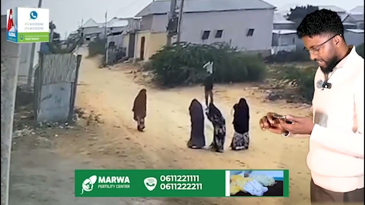 Muuqaal quus ah :- Labo nin oo hubeysan oo jidka dhexdiis ku baaranaya 4-gabdhood | Mid ayaa orodey!