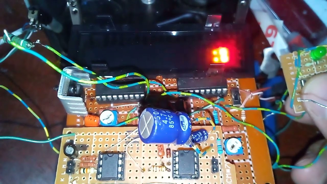 Отладка схемы светодиодного  VU метра на LM3915 и LM3916. Реализован режим точка.