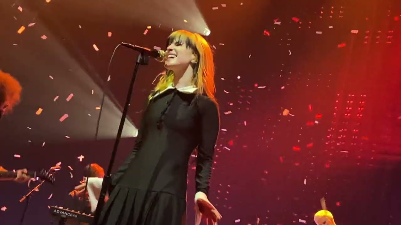 Paramore “Crave” & new outro live debut in Dublin