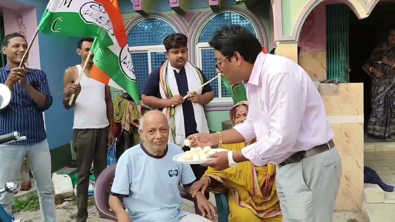 চন্দন মন্ডল ময়না বিধানসভায় তৃণমূল প্রার্থী হিসেবে ঘোষণা হওয়ার পর মন্দিরে পূজা দিলেন।