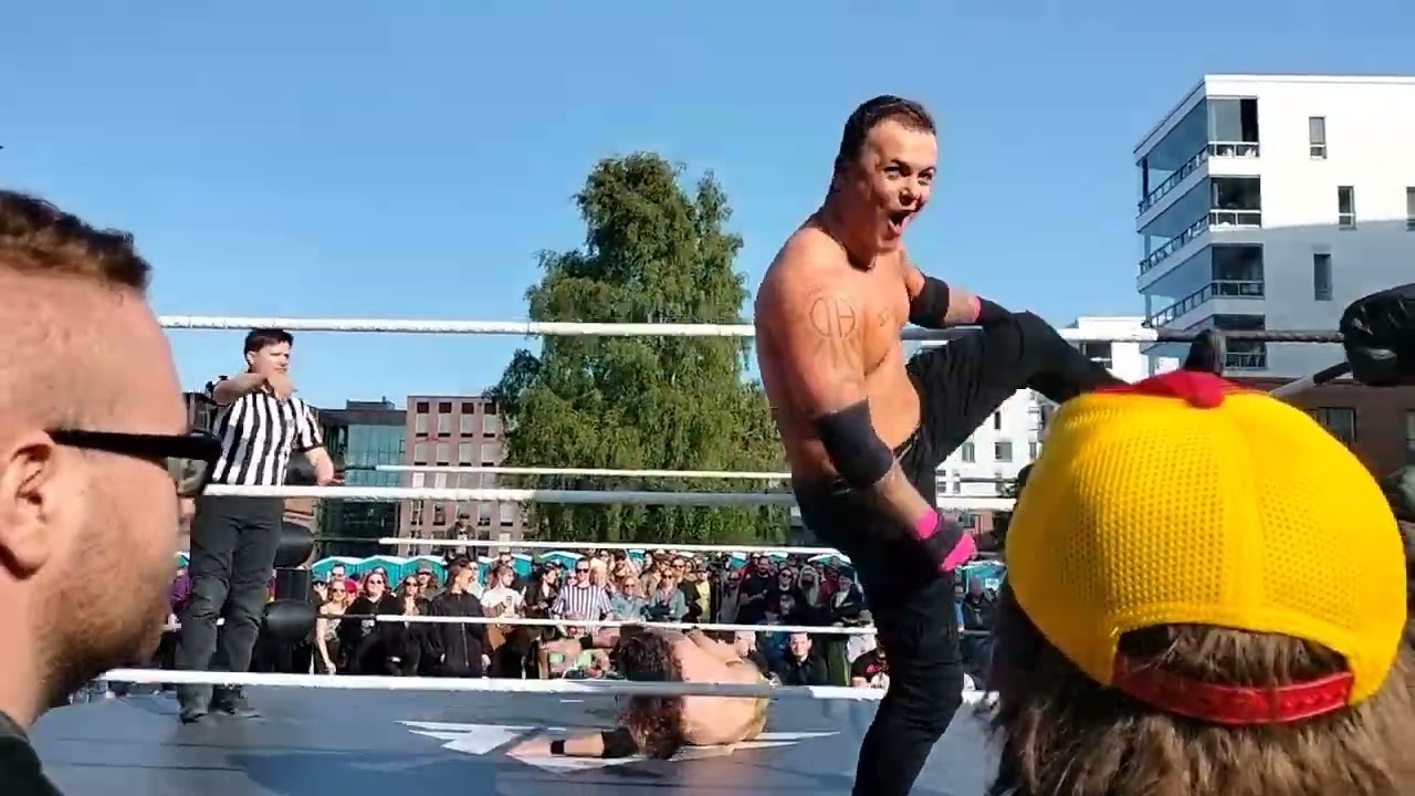 Showpaini ottelua Pasilassa