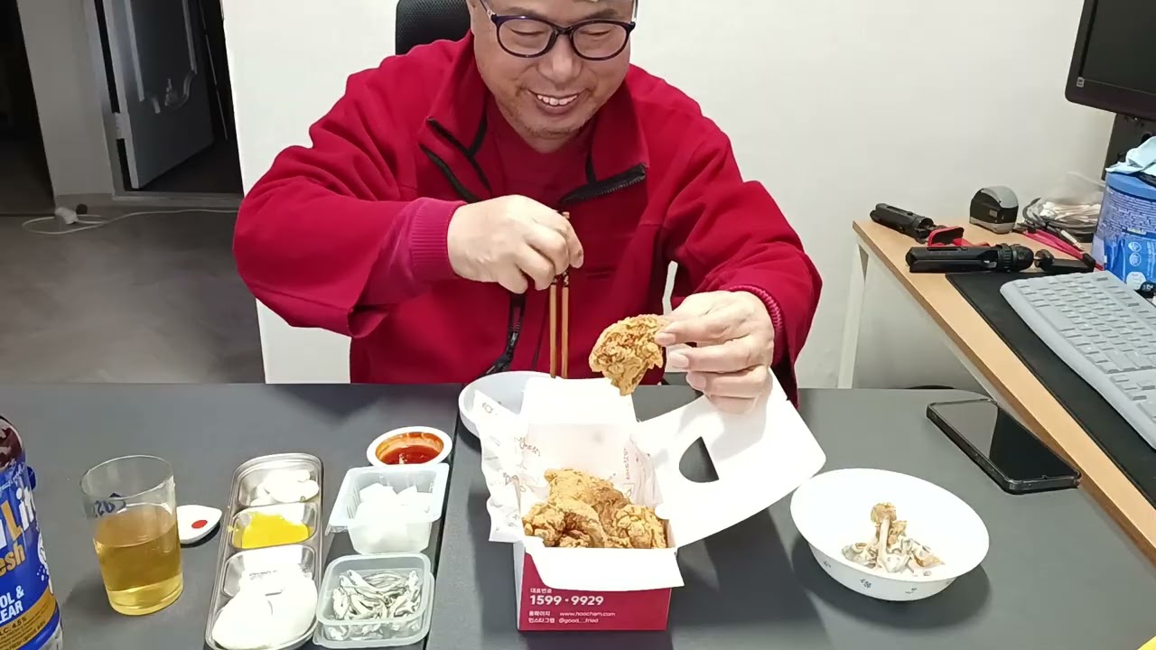 별 볼 일 없는 우리네 인생, 치킨에 소맥 한잔 하는 재미, 없으면 무슨 재미로 살 가??  