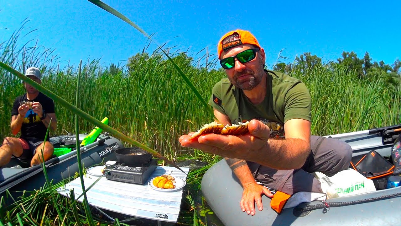 ПЕКЕЛЬНА КУХНЯ НА БОЛОТІ 🥣 Смажимо КАРАСІВ 🐟 прямо в очереті 🌾 ФІДЕР З ЧОВНА! /Always with Kruchkoff