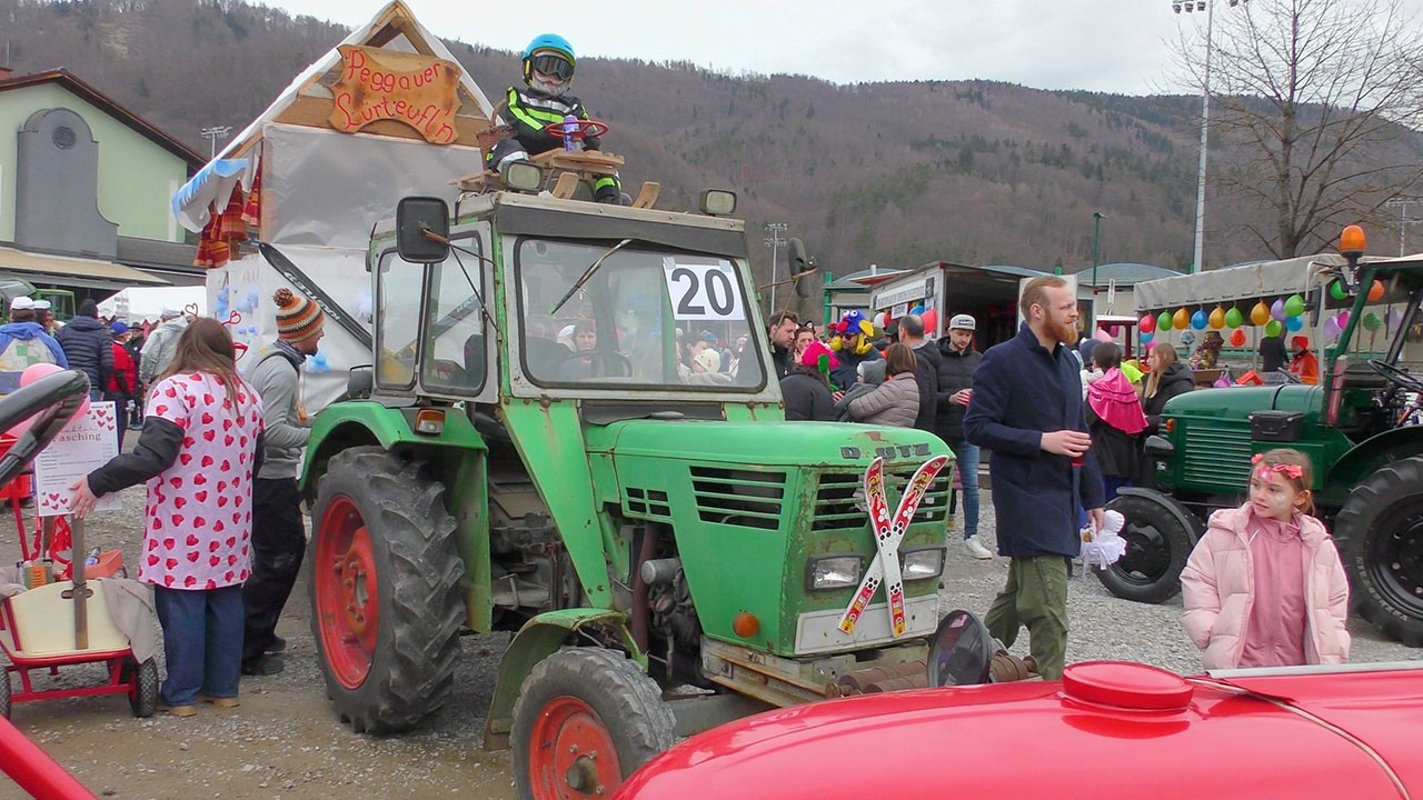 Traktorové fašiangy - Rakúsko - šort - Traktor-Fasching in Österreich - na šírku