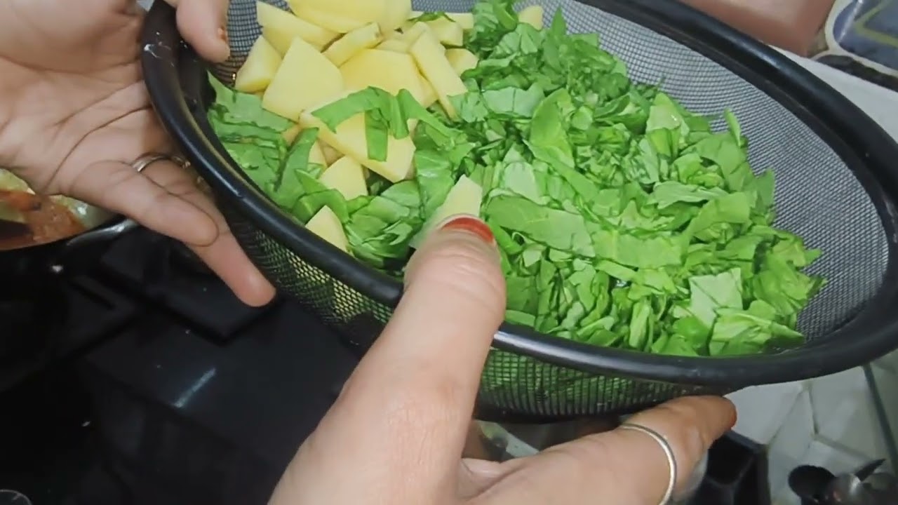 Dal khichdi aalu palak ki recipe Almas cooking 👍👍