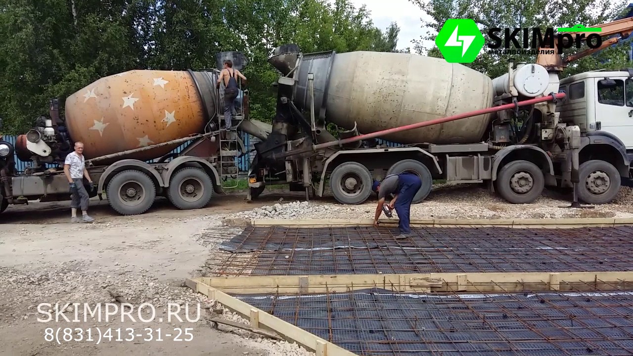 Процесс укладки бетонной дороги