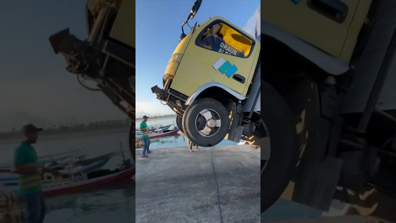Truck Oleng Kluar dari Kapal Sampai Jumping Tinggi ‼️#trukoleng #truk #truck #automobile #funny