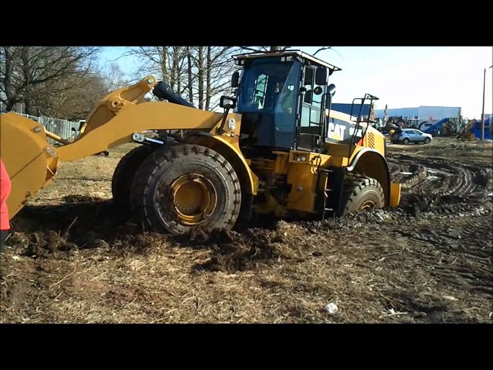 Brand new CAT 966K Stuck in the mud. Guy is learning to drive this peace of maschine