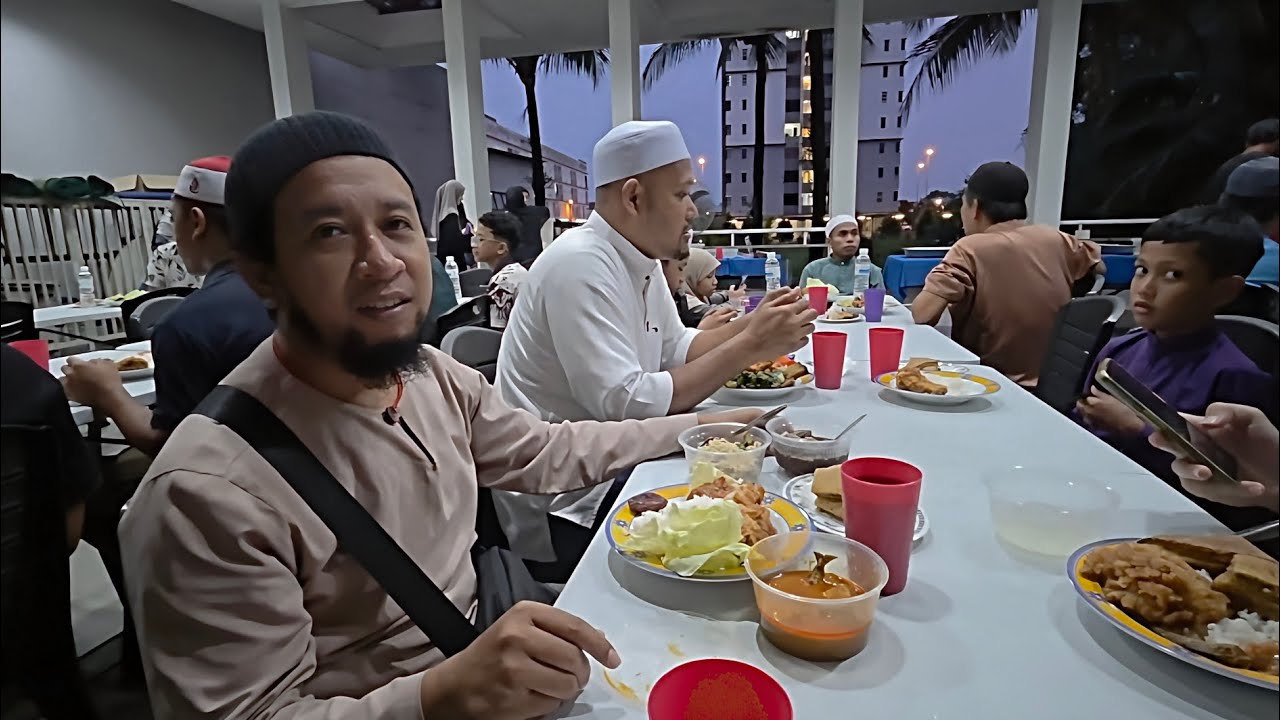 Berbuka Puasa di Masjid Wan Alwi Tabuan jaya Kuching Sarawak