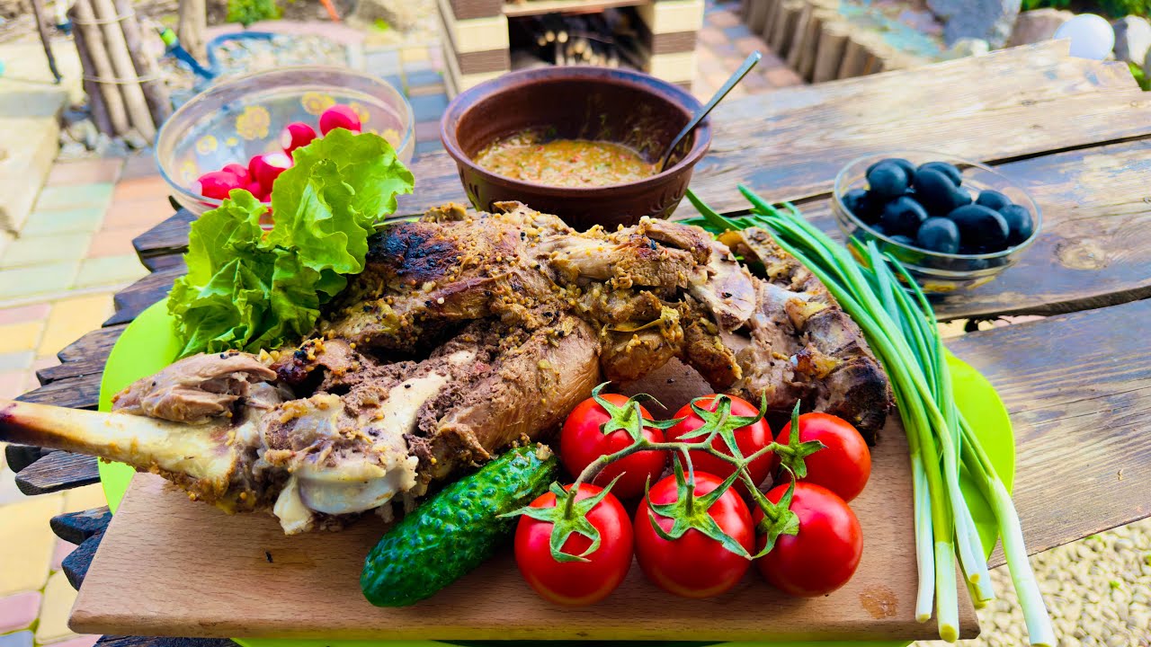 Баранья нога запеченная целиком на мангале. Мясо баранины на углях.