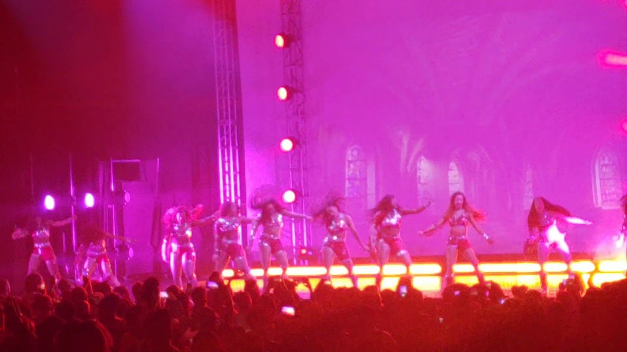 Bring It Live Tour( Dancing Dolls)
