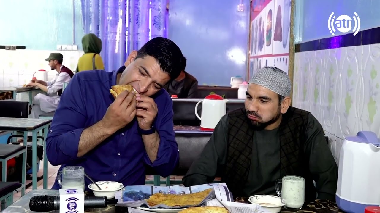 Yama Popal eating Bolani with his guest / بولانی خوری یما پوپل با مهمانش