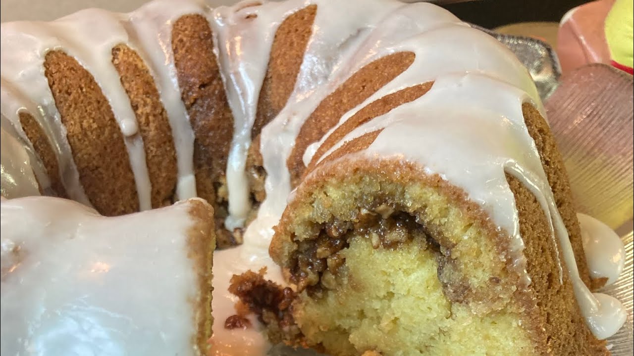 HAPPY THANKSGIVING 🦃🍁 YALL. OLD SCHOOL SOCK IT TO ME CAKE 🎂/FRIDAY NIGHT CAKE OF THE WEEK