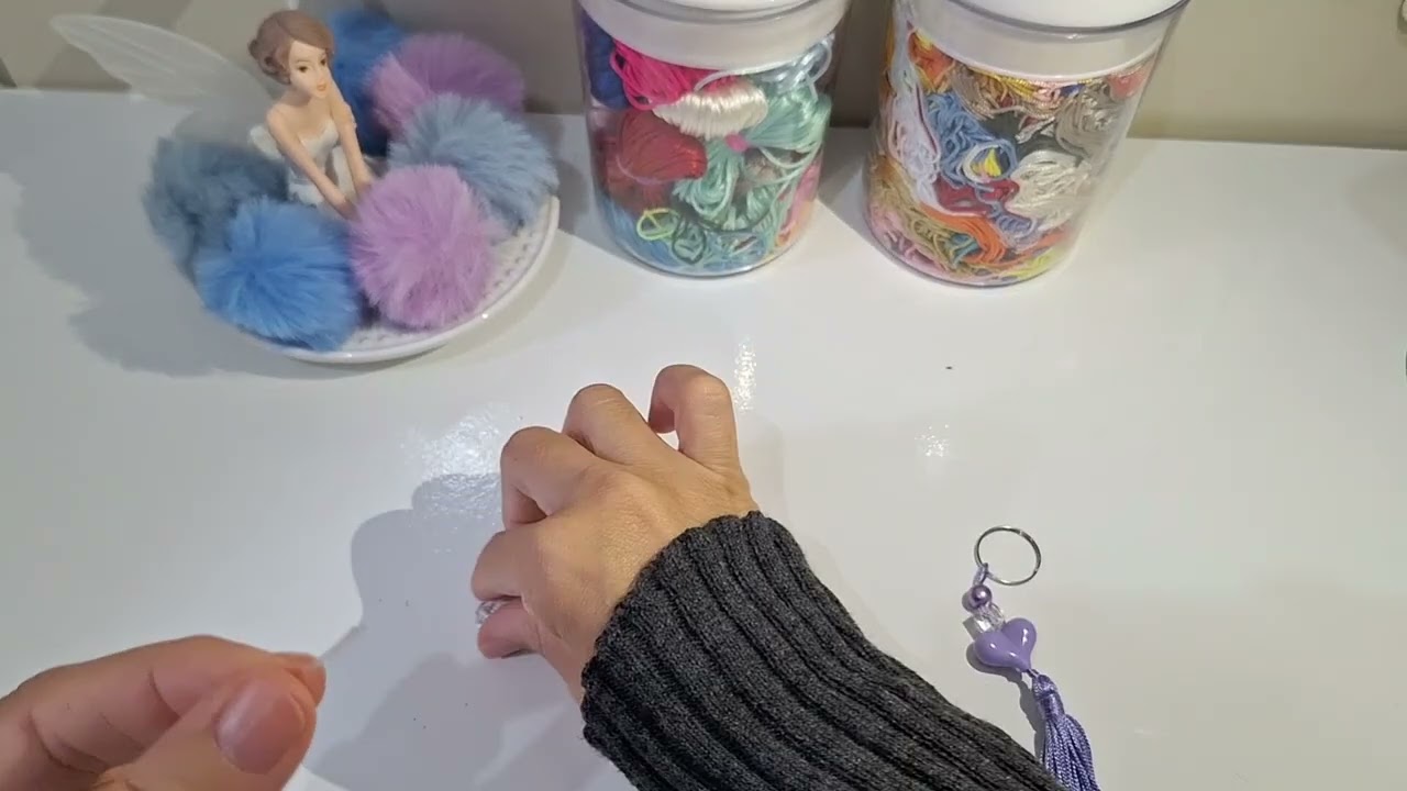 Como fazer chaveiro com miçangas/kit caneta com chaveiro.
