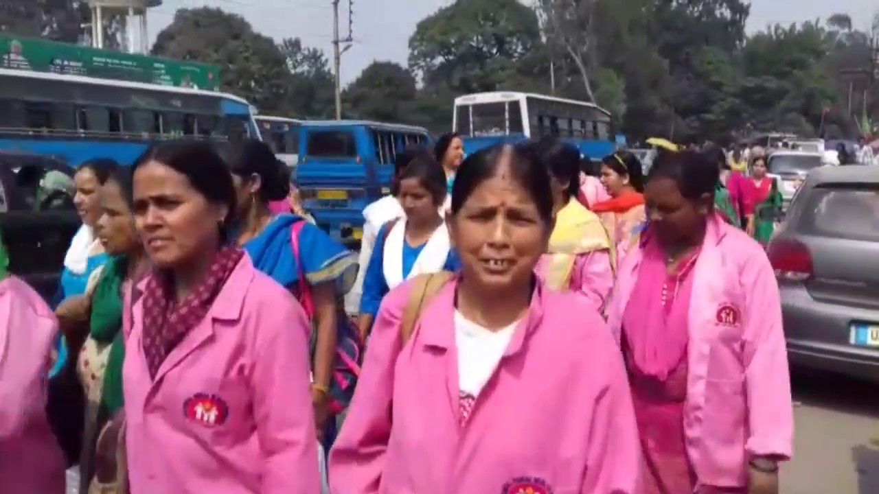 देहरादून में आशा वर्करों ने अपनाया विरोध का अलग तरीका सरकार के लिए मांगी भीख