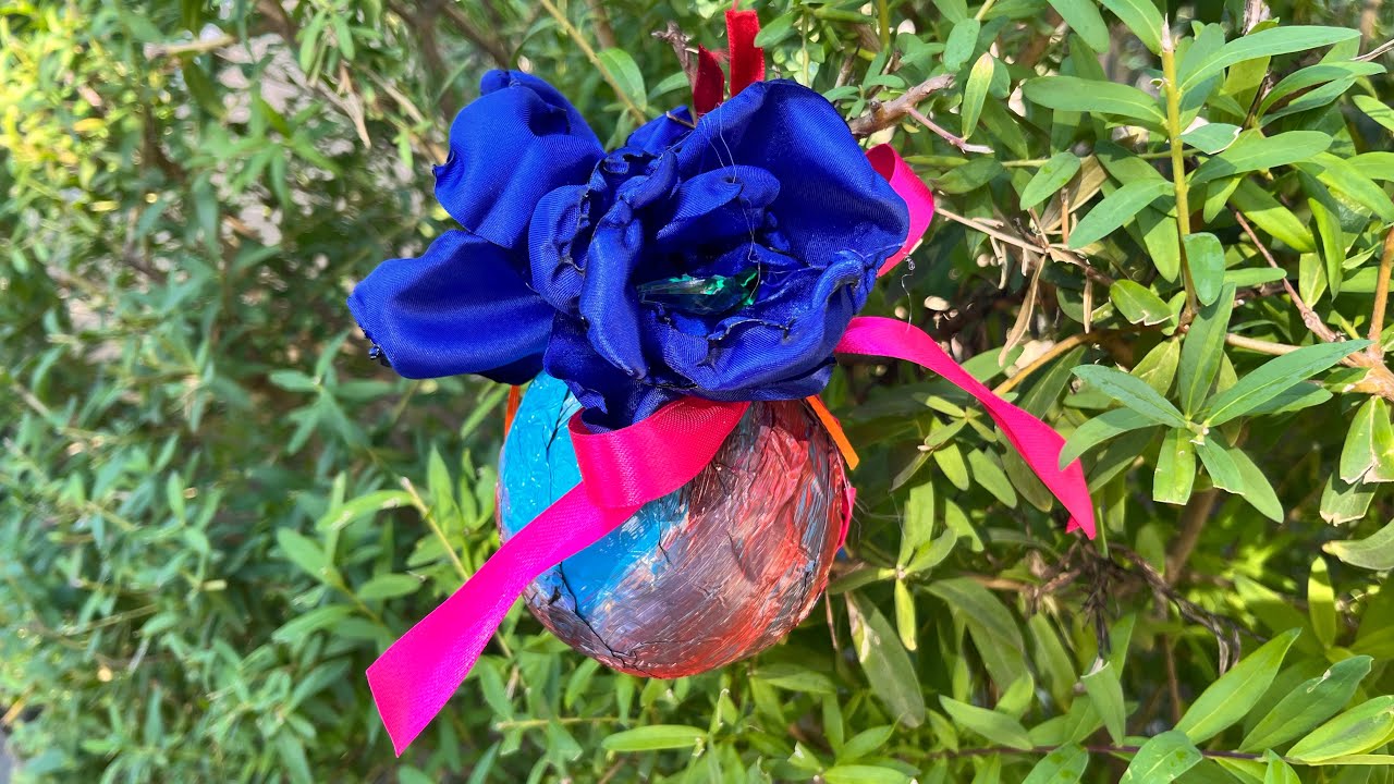 Carta stagnola,raso e fantasia per questa originale sfera natalizia 