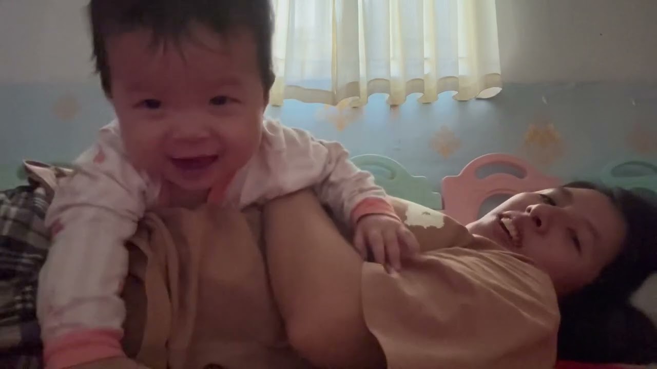 Shine và mẹ Trâm giỡn với cái điện thoại
