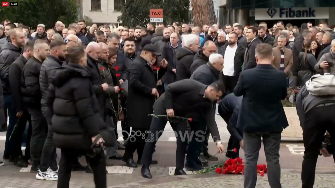 &ldquo;21 janari&rdquo;/ Rama dhe familjar&euml;t e 4 viktimave marshim n&euml; heshtje dhe me lule n&euml; duar n&euml; Bulevard