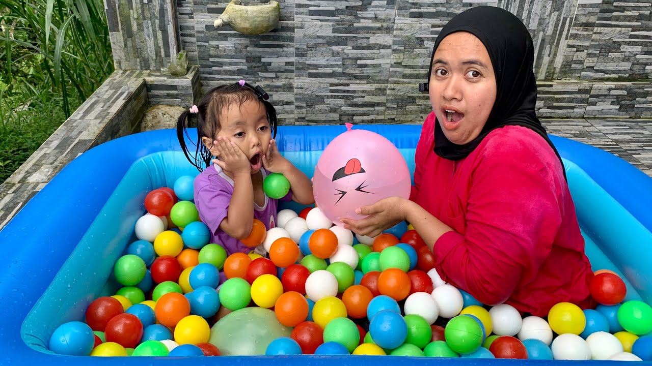 BIANCA BERENANG MANDI BOLA | BERMAIN BALON WARNA WARNI