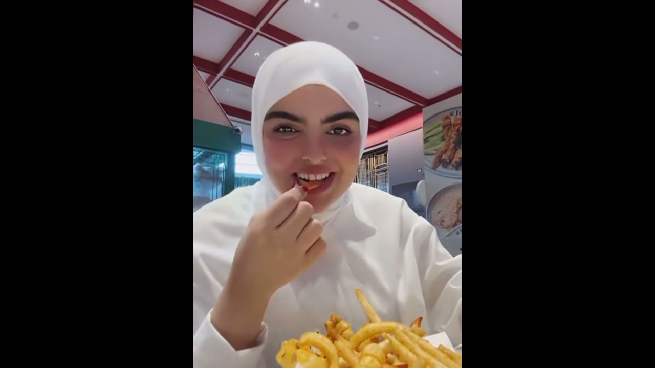 ساره الودعاني زوجها جاب بادغرد يحرسها بتايلند🤣تتكلم مع صديقاتها عن البخل شوبينغ فالمول🛍️