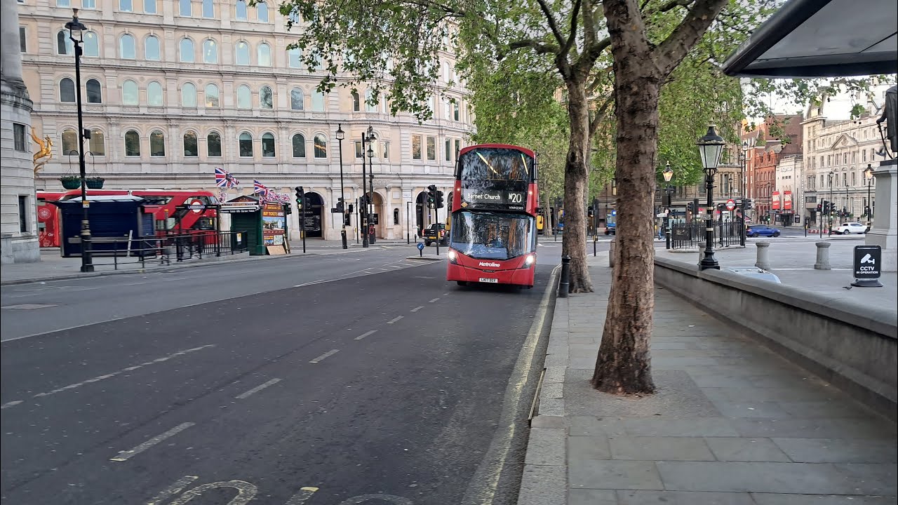 FRV: Night Route N20 | Trafalgar Square-Barnet Hospital (Metroline VWH2305)