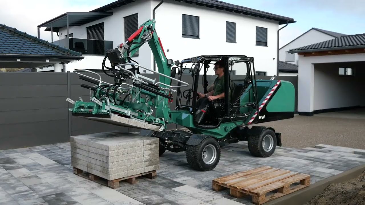 Hunklinger Mini-Mobilbagger HW20 mit Pflastergreif P12-3 verlegt Platten 60/30
