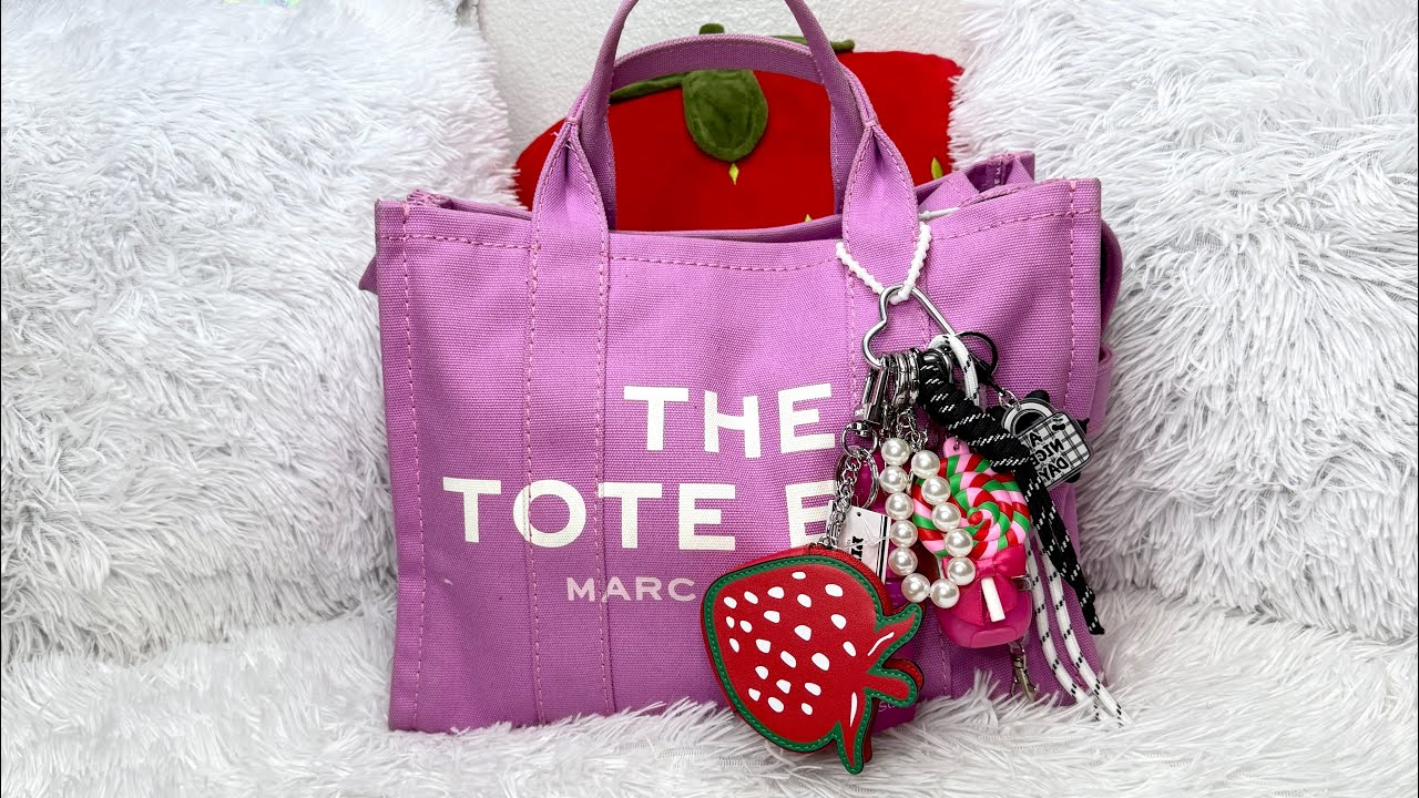 What’s in my bag! 🍓💕🍭Marc Jacobs The Tote Bag