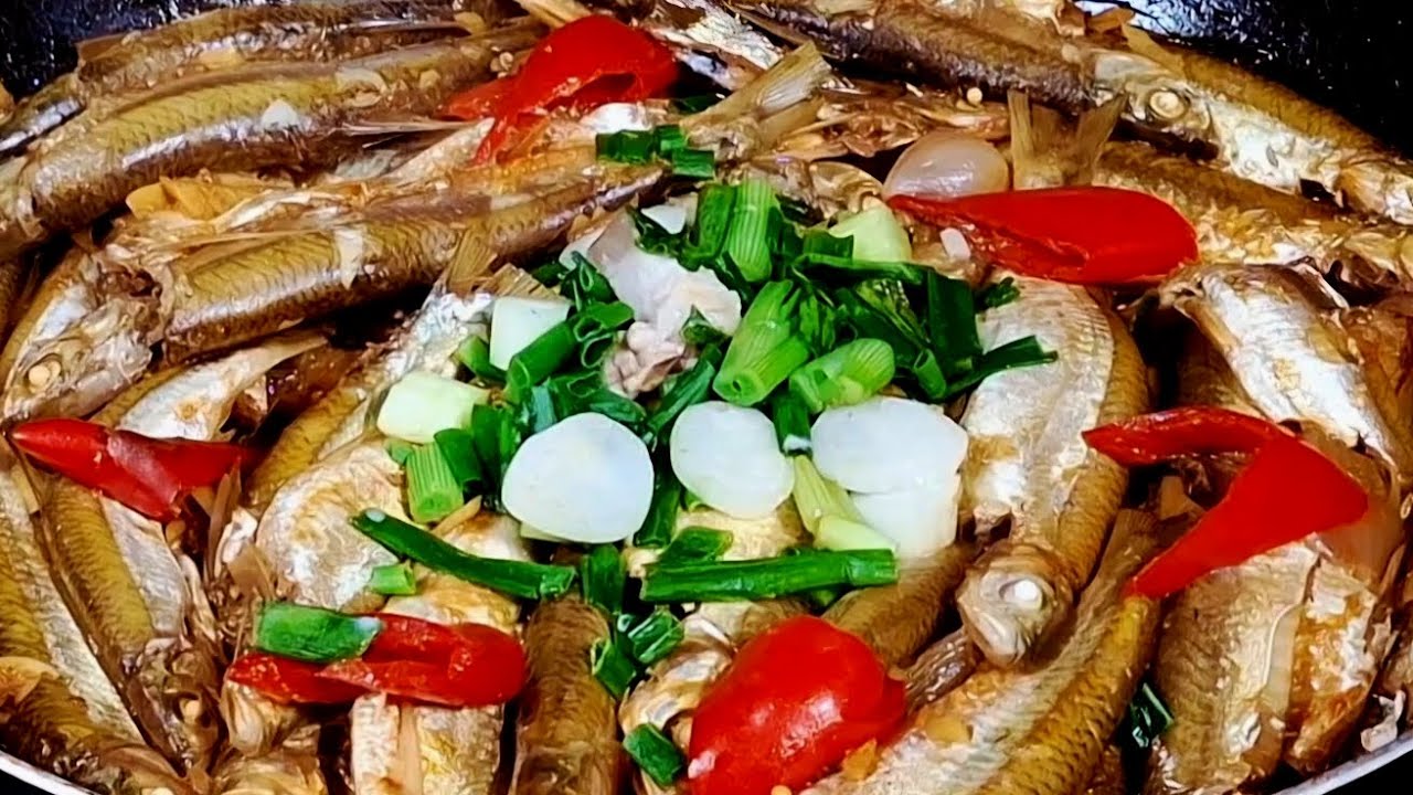 Thịt thơm ngon cá mương sông kho với mẻ cùng các gia vị 