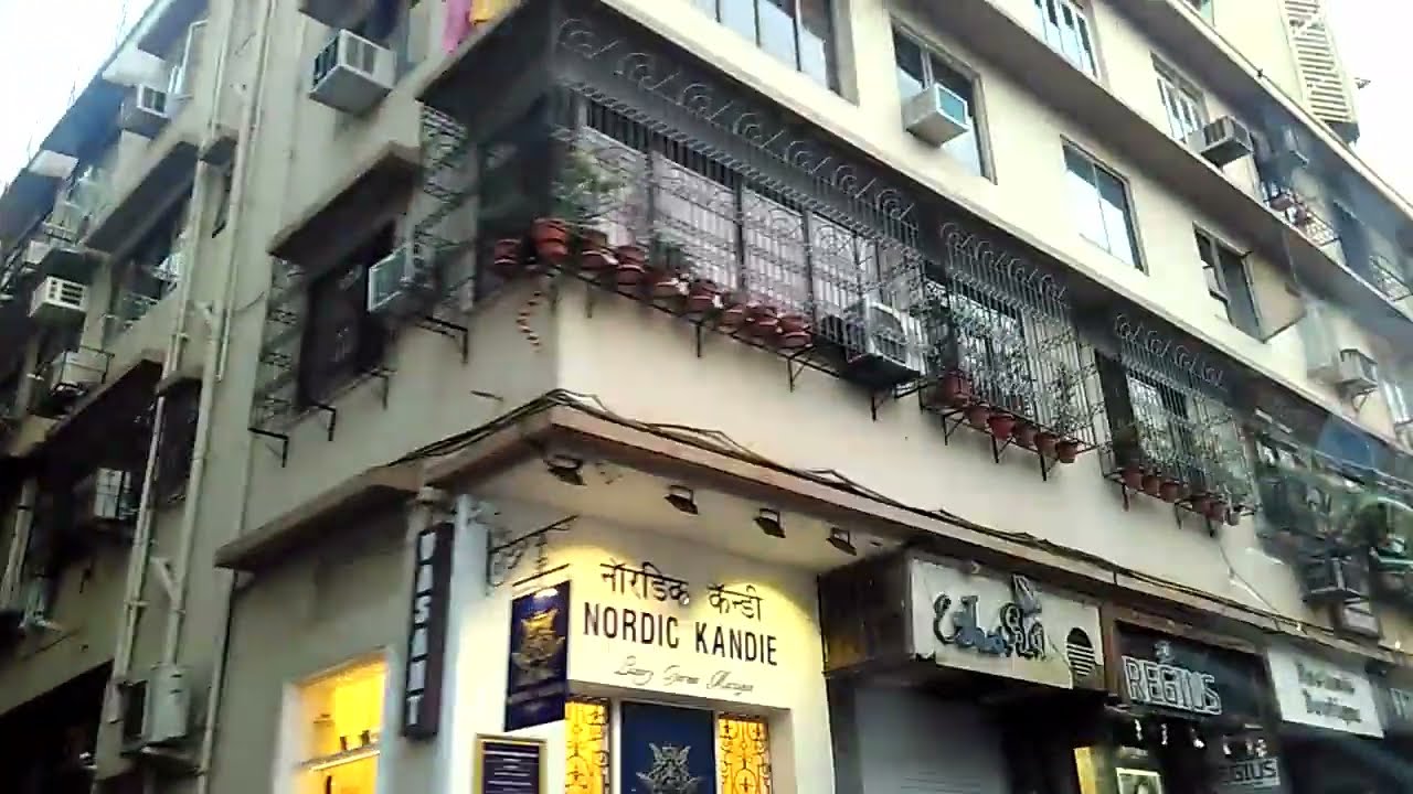 Mumbai Unveiled: A Glimpse of Peddar Road's Affluence Through a Taxi Window