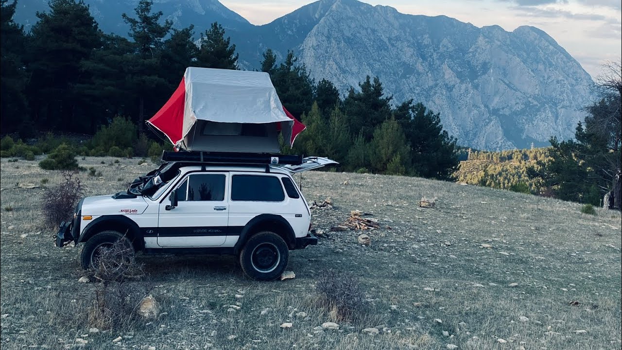 Lada Niva ile Zümrüt Araç Üstü Çadır: Macera Tutkunları İçin Detaylı İnceleme!