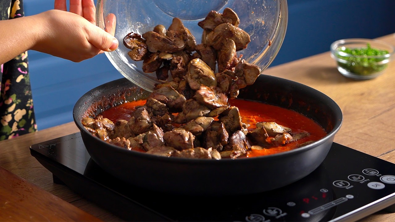 Ficatei de pui la tigaie cu usturoi si sos de rosii 😋 Super deliciosi