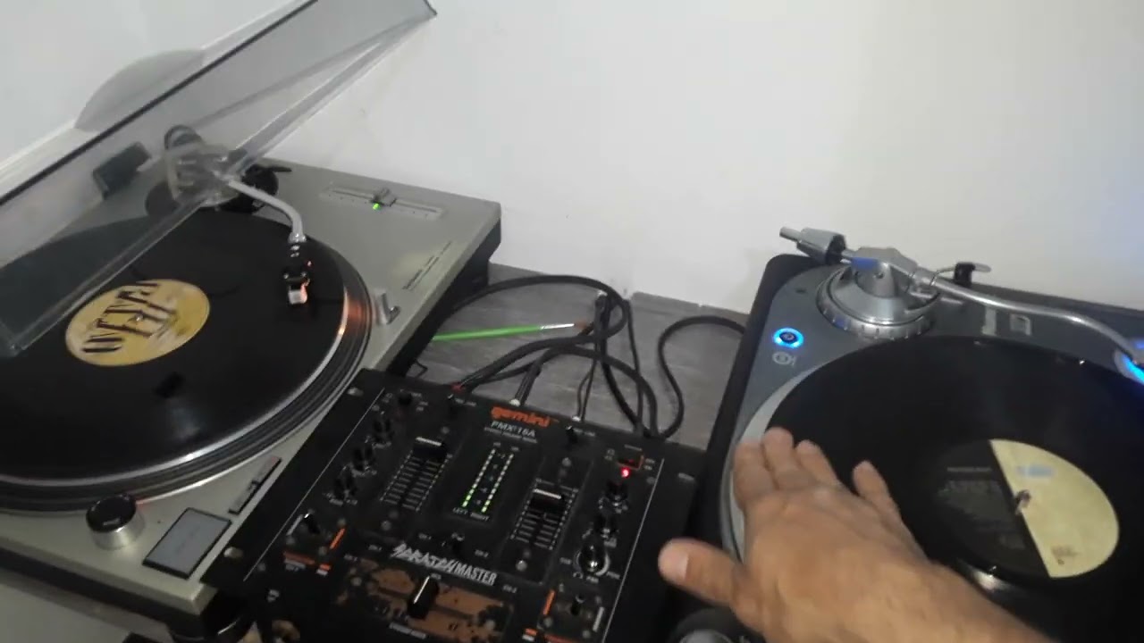 mixagem, virada toca discos Technics mk2 e toca discos  Numark Ttx1 e mixer gemini pmx 15a