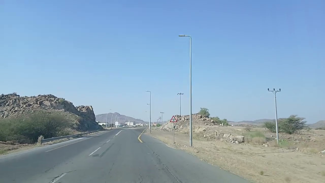 الطريق بين الحجرة والجرين بمنطقة الباحة جنوب السعودية 
