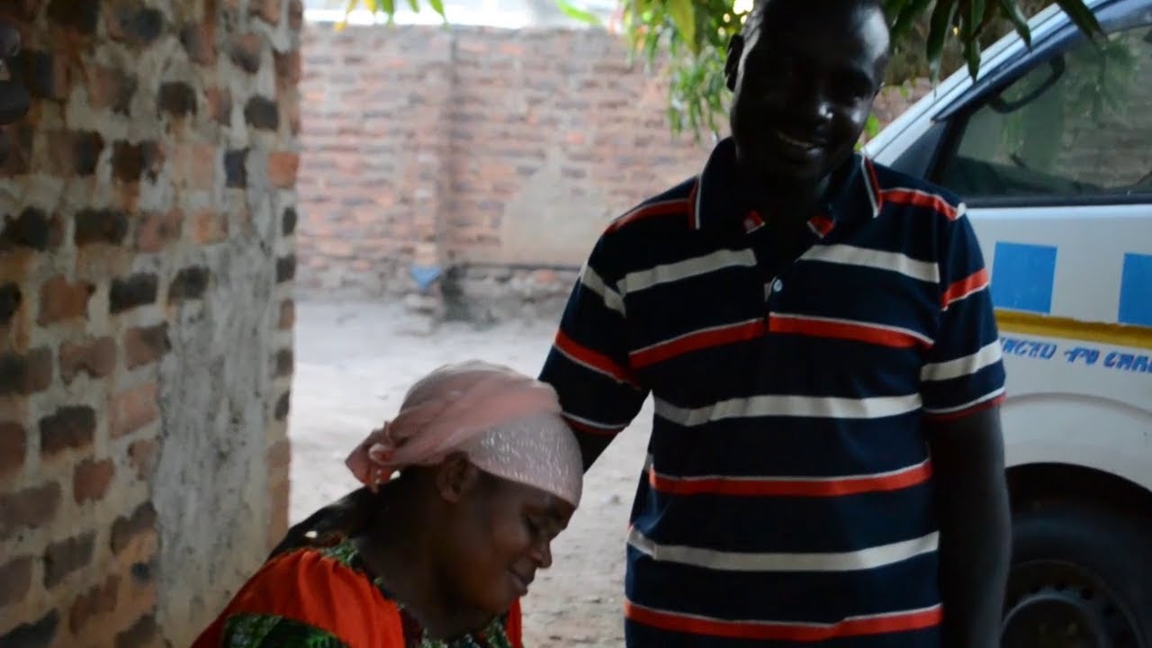 Agataliikonfuufu MUKAZI ALOOPYE BBA MU KAKIIKO K’EBYALO LWAA KUZUUKANGA MU KIRO NEYEJJULIRA EMMERE