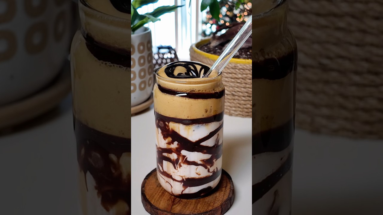 Iced CHOCOLATE DALGONA Coffee 🤤#coffee #dalgona #asmrsounds #aesthetic #chocolate #drinks #shorts