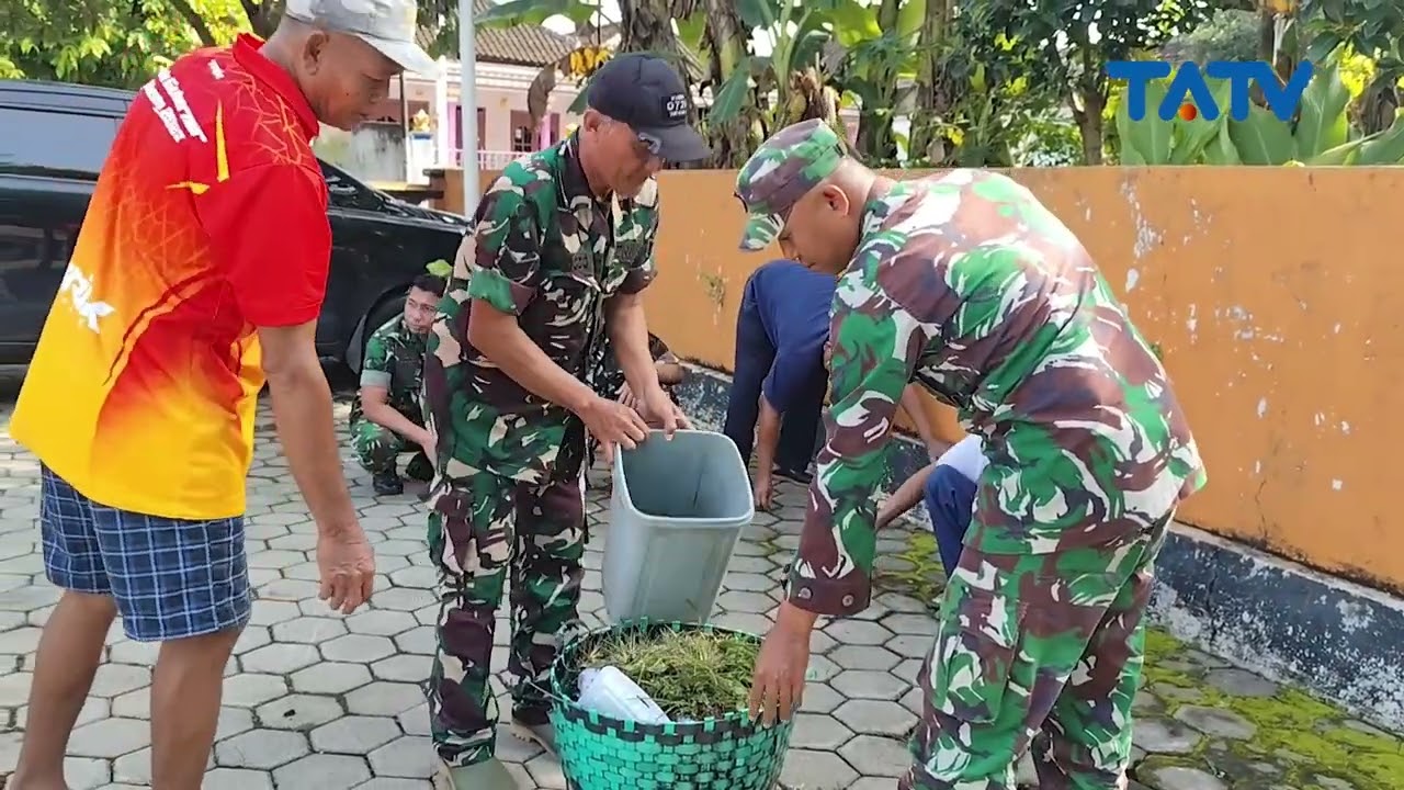 TNI dan Warga Gotong Royong Bersihkan Masjid Berusia Tiga Abad
