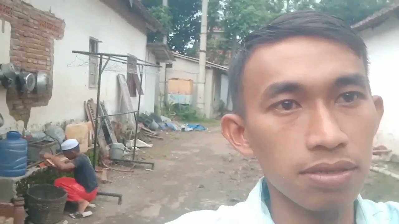 Ada pohon pisang dan belimbing belakang rumah,sambil keliling sekitan rumah