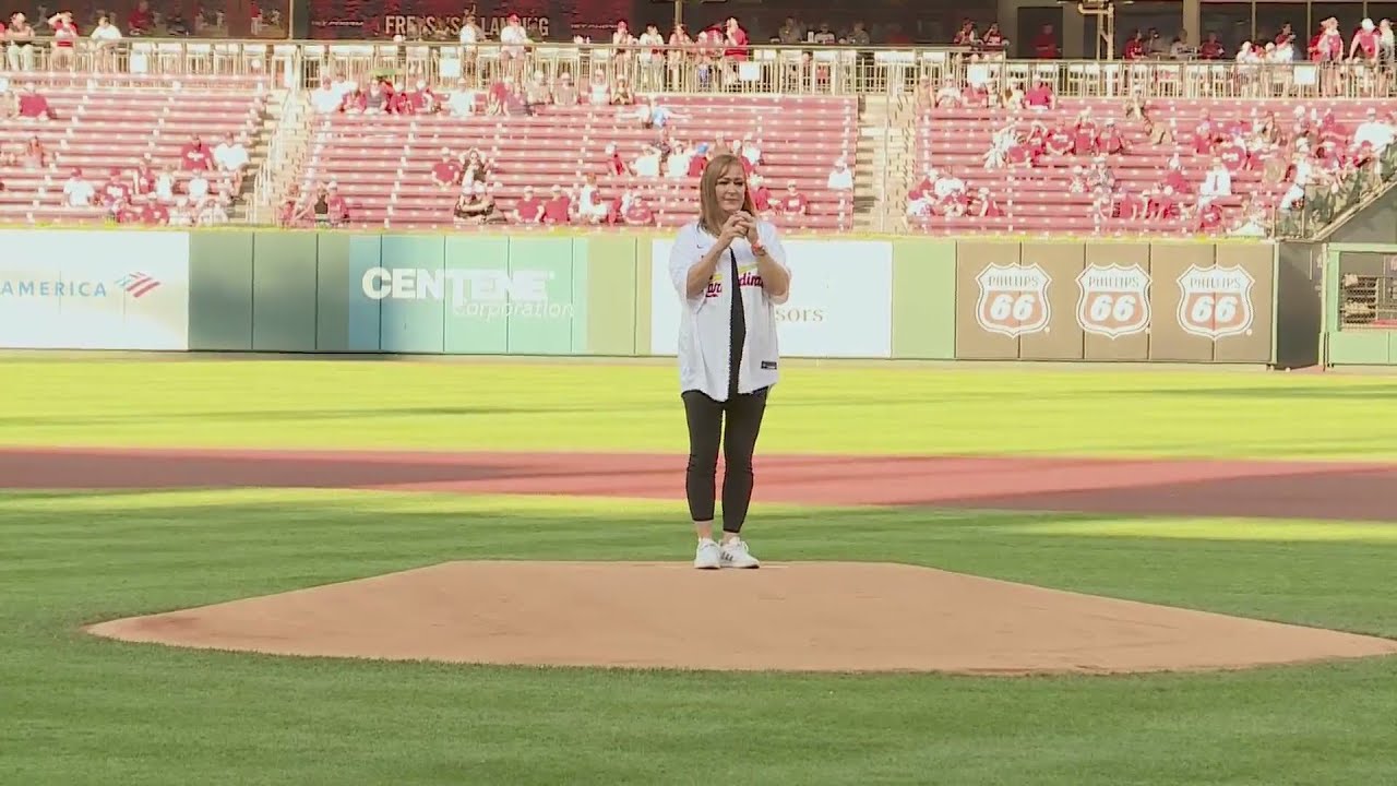 Fox 2’s Randi Naughton throws first pitch at Cardinals game to honor upcoming retirement