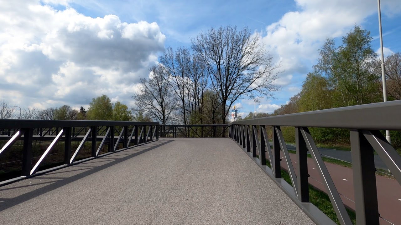 Fietsbrug over Wilhelminakanaal nabij Decathlon Best