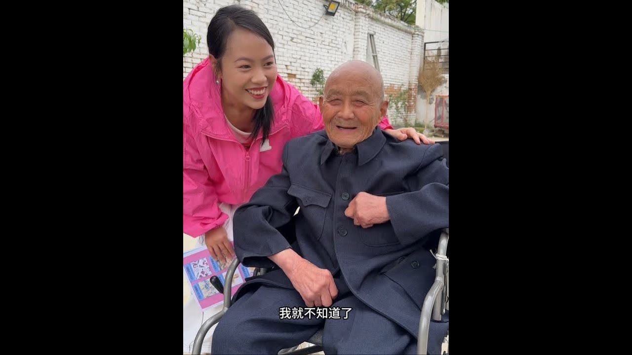 说不清这是多少次带爷爷逛超市买零食吃了，他102岁的年纪能融入年轻人的世界，已经很不错了！当然爷爷也很开心，因为买到了他念念不忘的冰糖和红烧牛肉面，真的老小孩！#记录真实生活 #逛超市