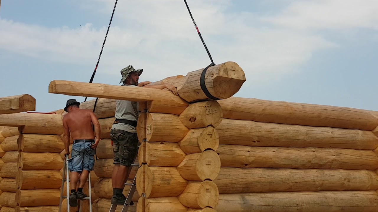 Montage eines Holzhauses/Blockhauses/Naturstammhaus. Planung in Deutschland. Produktion in Russland